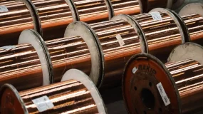 Cobre dispara para máxima histórica enquanto turbulência tarifária pressiona mercado