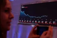 Ibovespa recua com dados de inflação no Brasil e EUA em foco; dólar cai