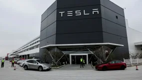 Tesla supera em lucro e melhora fluxo de caixa apesar de investimentos em IA