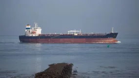 Petróleo fecha em queda e toca mínima de uma semana com alívio na oferta
