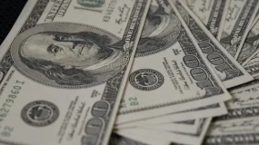 Dólar abre em queda após disparar 8% na sessão anterior