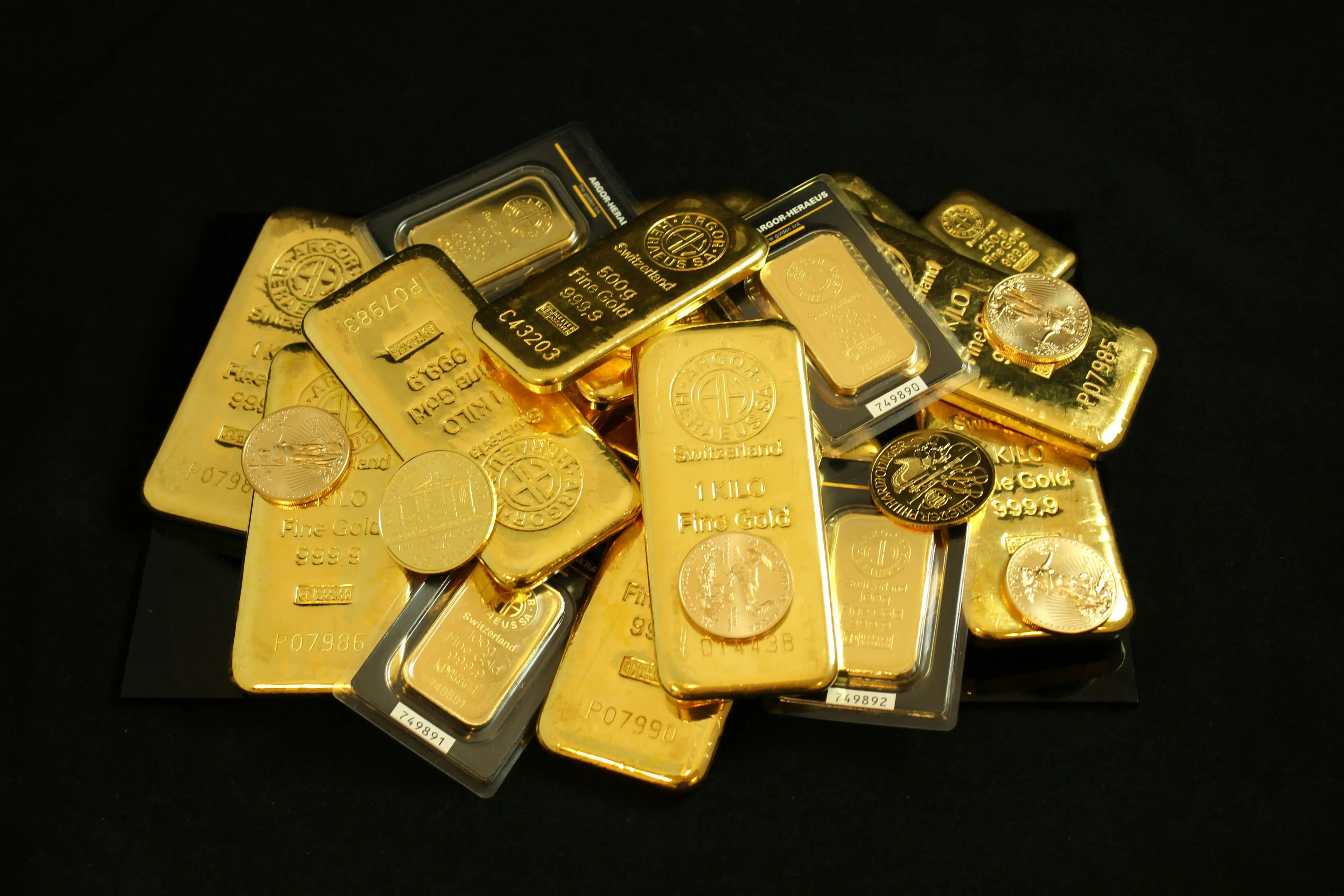 Ouro fecha em alta após CPI aliviar apostas em alta nos juros apesar de tensão no Irã