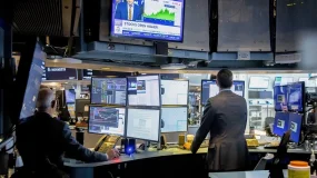Nasdaq Futuro recua 2% após resultados decepcionantes de Amazon e Intel
