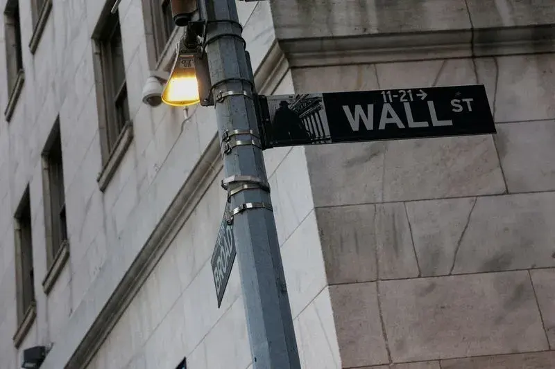 Wall Street fecha em queda após inflação dos EUA e à espera da Nvidia