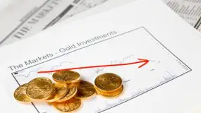 الذهب ينخفض بأكثر من 1% بفعل الرهان على رفع الفائدة