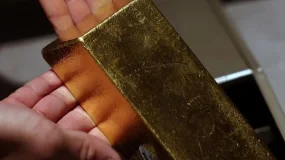 Ouro sobe com alta do dólar e rendimentos dos Treasuries