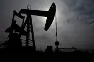 Petróleo fecha em alta devido aos ataques no Mar Vermelho