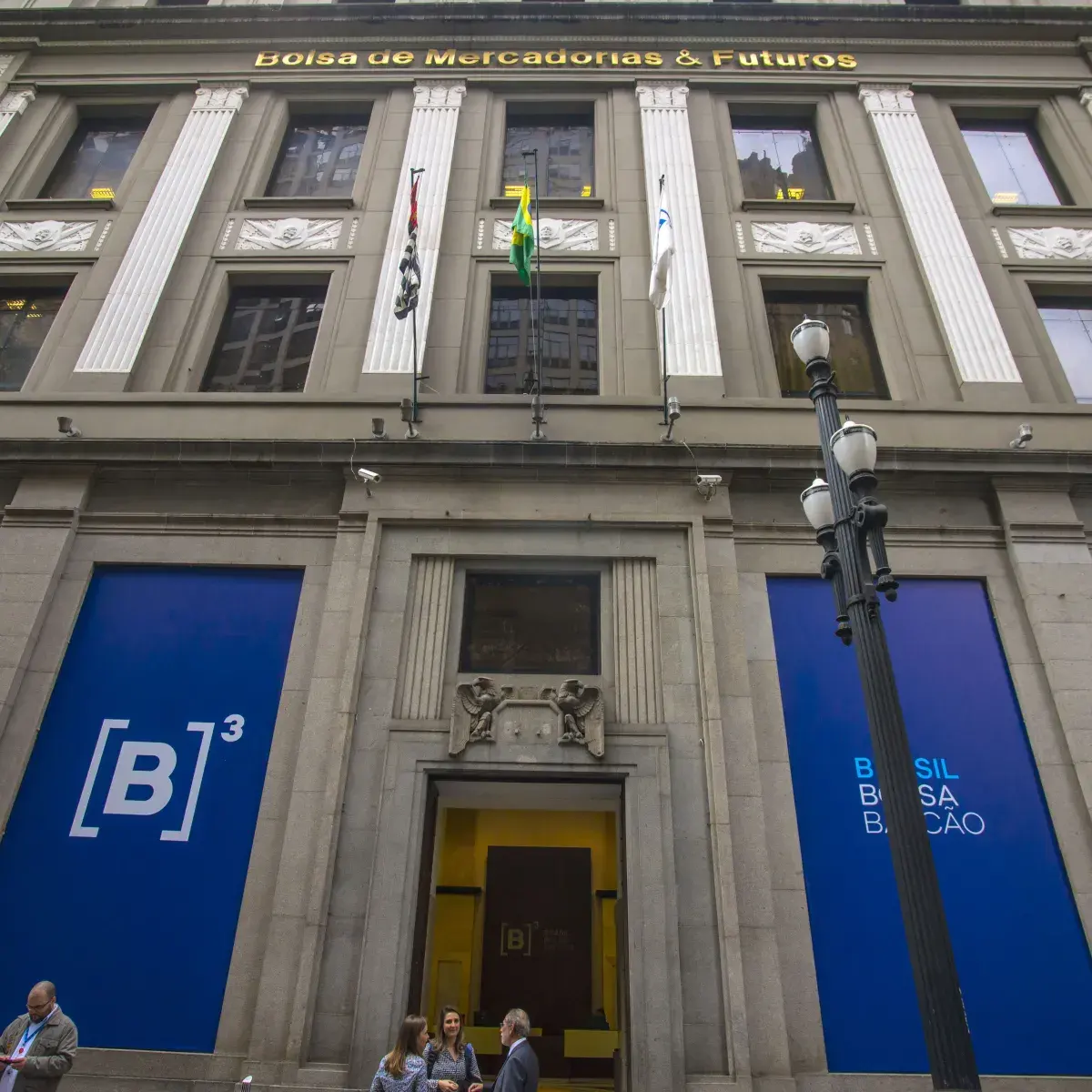 Ibovespa fecha na mínima desde janeiro; dólar sobe 1%