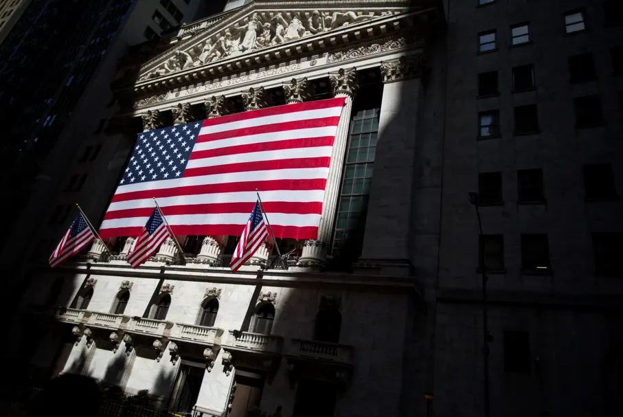 Bolsas de NY sobem com reação positiva à Amazon, mas Nasdaq e S&P 500 caem no mês