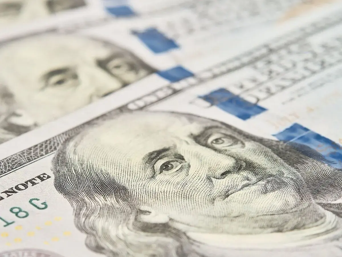 Ibovespa fecha em alta com balanços e exterior positivo; dólar recua