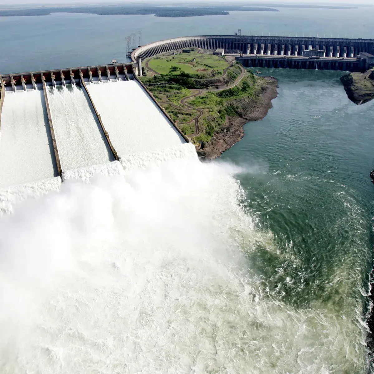 Itaipu acumula US$ 1,67 bi e especialistas cobram alívio na conta de luz