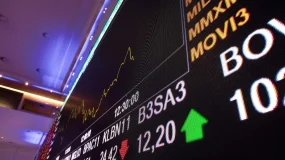Ibovespa ameniza perdas com Petrobras, mas cai pelo 4º pregão com exterior e eleições