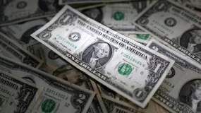 Dólar ronda estabilidade com cautela no exterior e crise do STF no radar