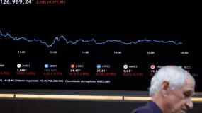 Ibovespa segue fragilizado e com atenção a fiscal após tombo com reeleição de Lula