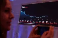 Ibovespa recua com dados de inflação no Brasil e EUA em foco; dólar cai