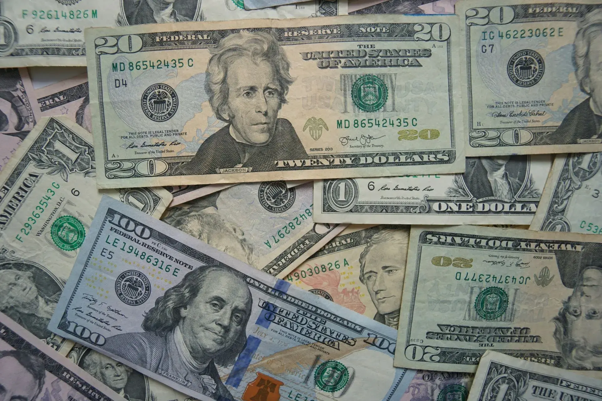 Dólar hoje opera perto da estabilidade com atenções voltadas para Oriente Médio