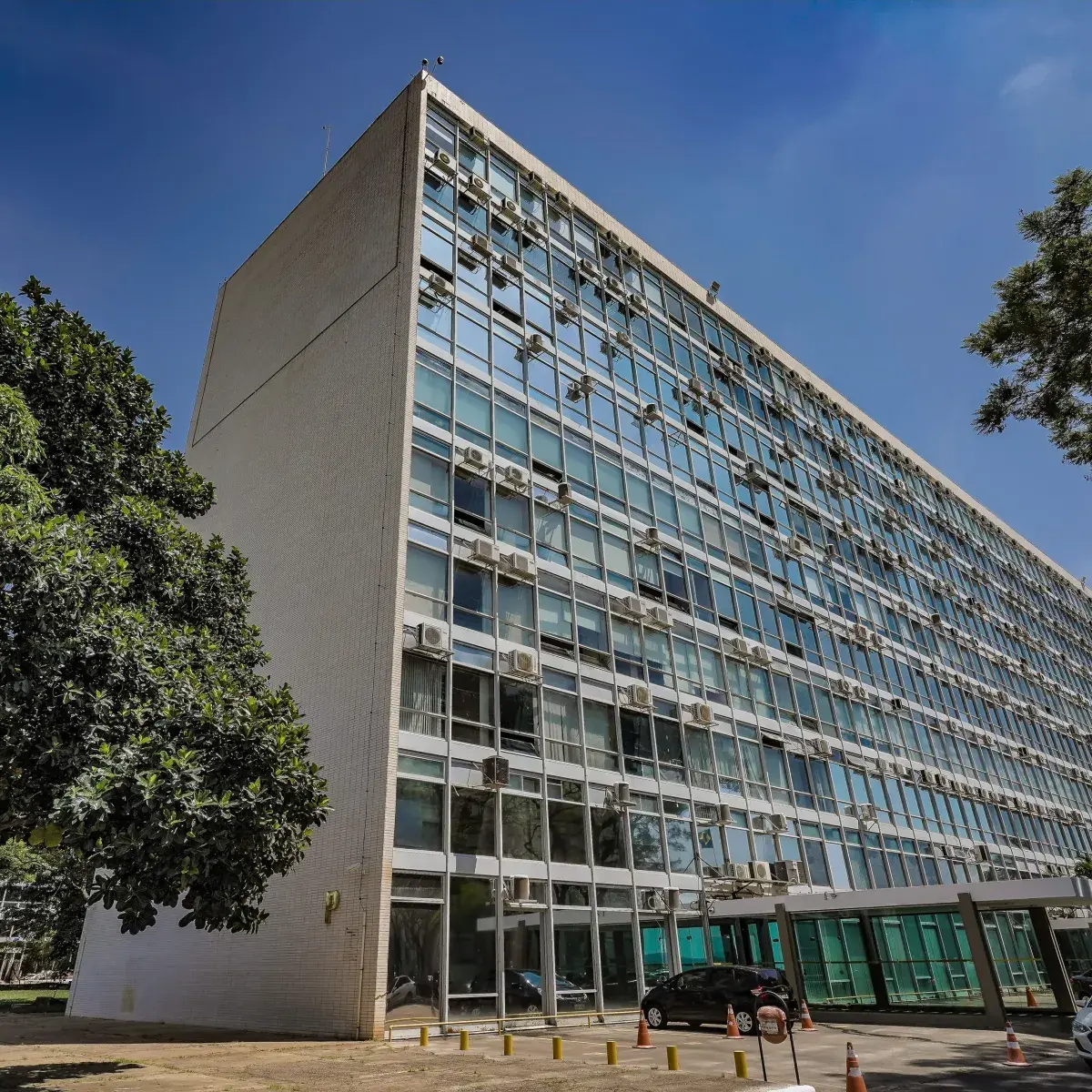 A relação da IA com a explosão de preços e os contratos públicos