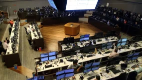 Ibovespa retoma 208 mil pontos com apoio estrangeiro e eleições; dólar cai