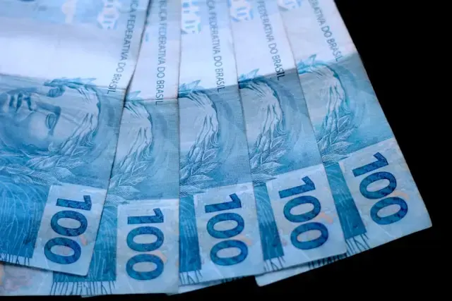 Taxas de DIs sobem ao fim da sessão após EUA revogarem licença para petróleo iraniano