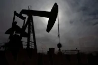 Petróleo cai e perde mais de 4% na semana, com fluxo em Ormuz avaliado