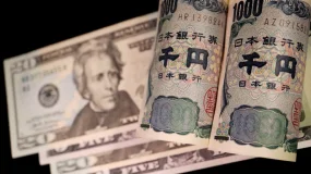 Moedas Globais: dólar cai forte ante iene com petróleo, IA e protestos na Europa