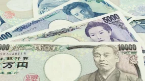 شرحِ سود کے فرق اور ایران کشیدگی کے بیچ ڈالر، ین پر حاوی؛ USDJPY کی نظریں 160 پر