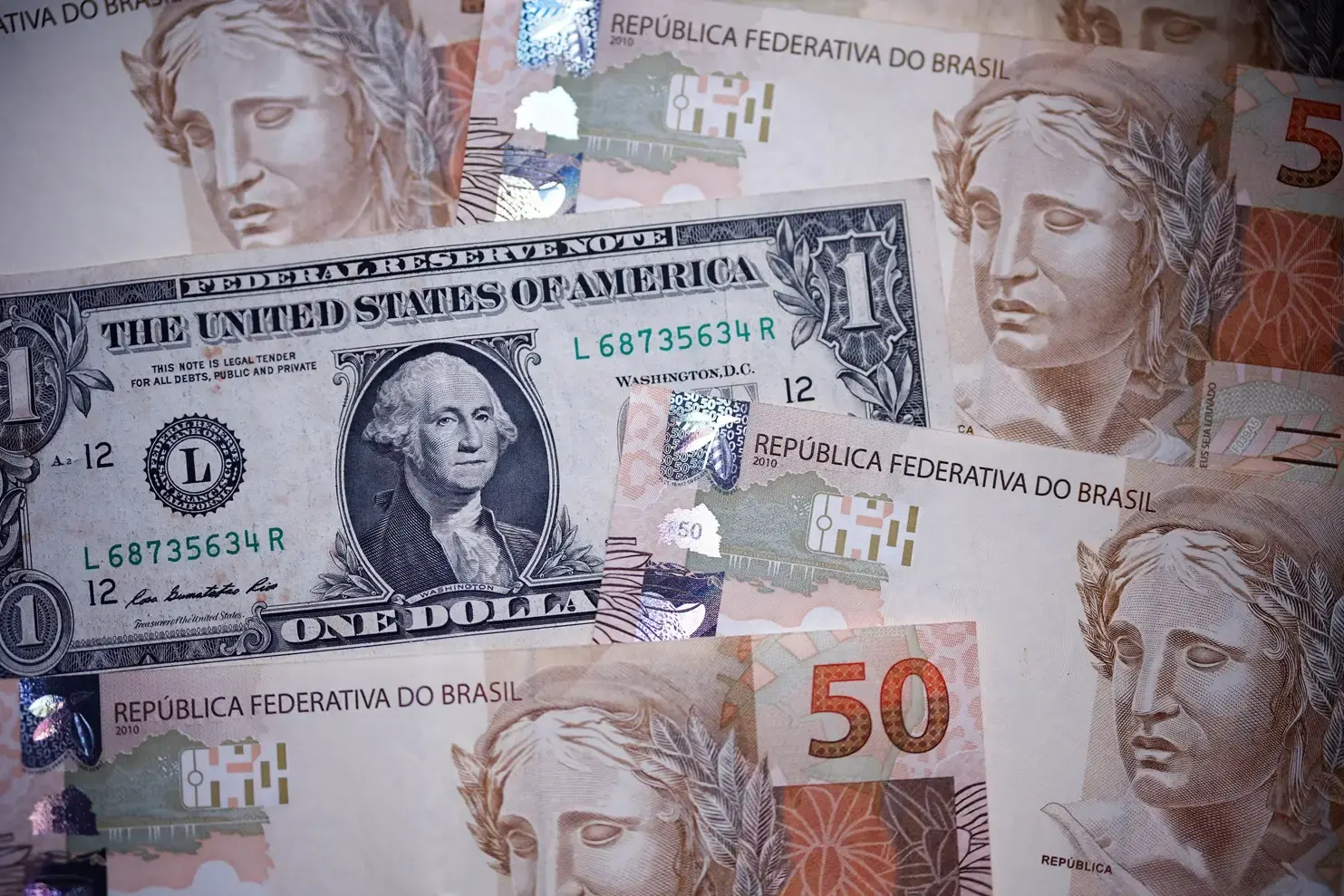 Dólar em queda é ânimo exagerado com Brasil? Por que há cautela no mercado com real