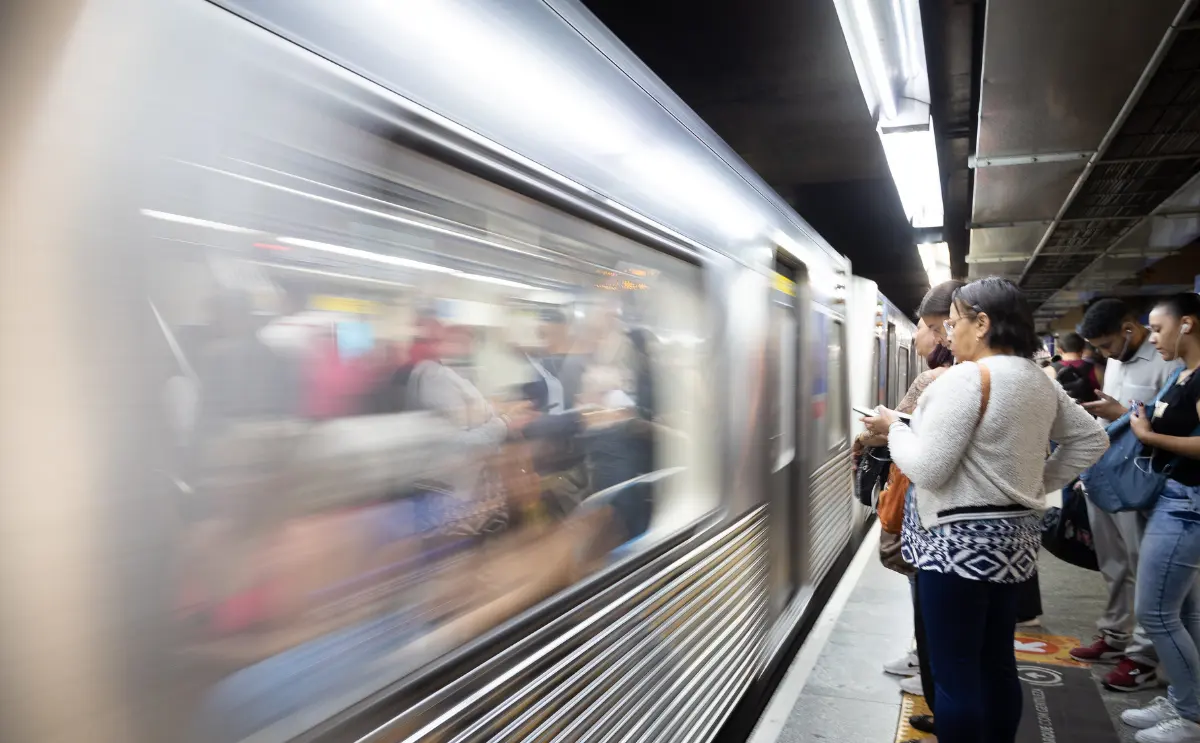 Número de passageiros no metrô sobe, mas segue menor que antes da pandemia
