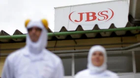 JBS (JBSS32): volatilidade cria oportunidade; é hora de comprar?