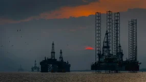 Brent se aproxima de US$ 100 com escalada militar no Estreito de Ormuz