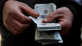 Dólar hoje sobe com aperto monetário global e cautela eleitoral