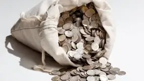 الفضة تتخلى عن ذروة أسبوع بسبب ارتفاع الدولار الأمريكي