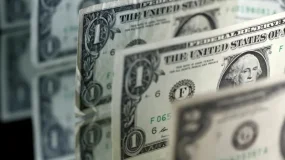 Dólar hoje opera estável, aos R$ 5, à espera de pesquisa eleitoral