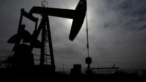 Petróleo cai com Arábia Saudita oferecendo commodity por meio de Omã