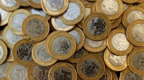 Taxas de juros recuam com dólar fraco e eleições no radar