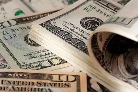 الدولار يحوم قرب أدنى مستوى في شهر مع تراجع التضخم الأمريكي وتوازن تأثير مخاطر النفط