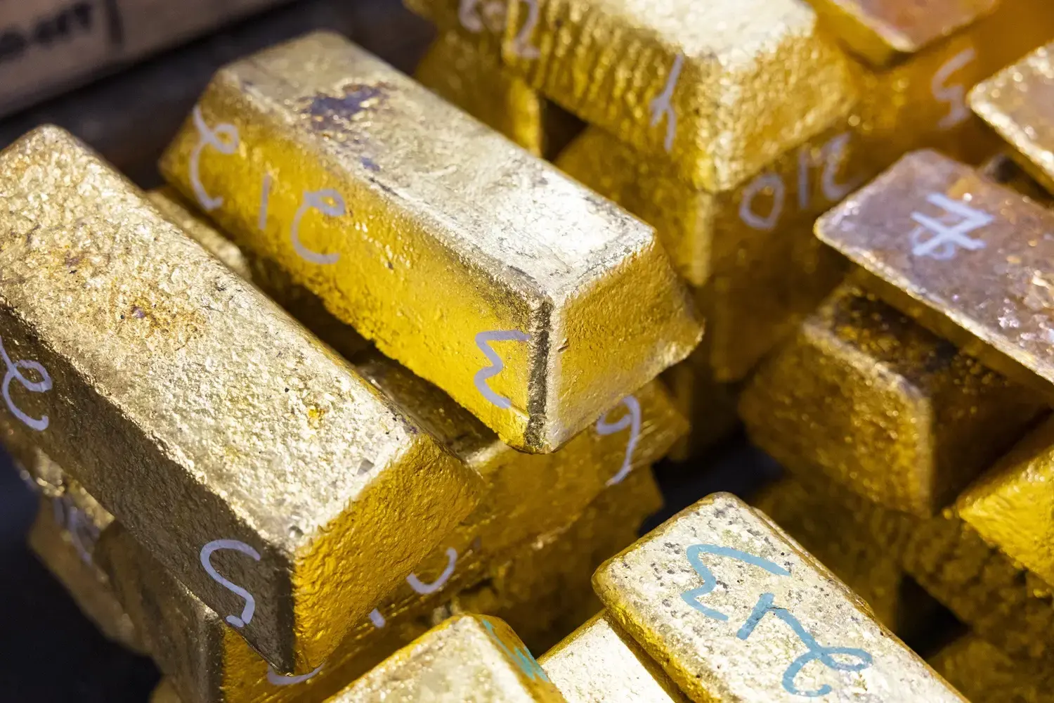 Ouro fecha em alta com alívio em preços do petróleo ante negociações no Oriente Médio