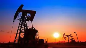النفط يوسع مكاسبه بعد هجمات الحوثيين على منشآت الطاقة السعودية
