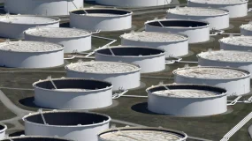 Petróleo cai calibrando guerra no Oriente Médio e alívio de sanções à Rússia