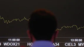 Ibovespa sai de queda de mais de 1% e fecha “só” em leve baixa; veja o que aconteceu