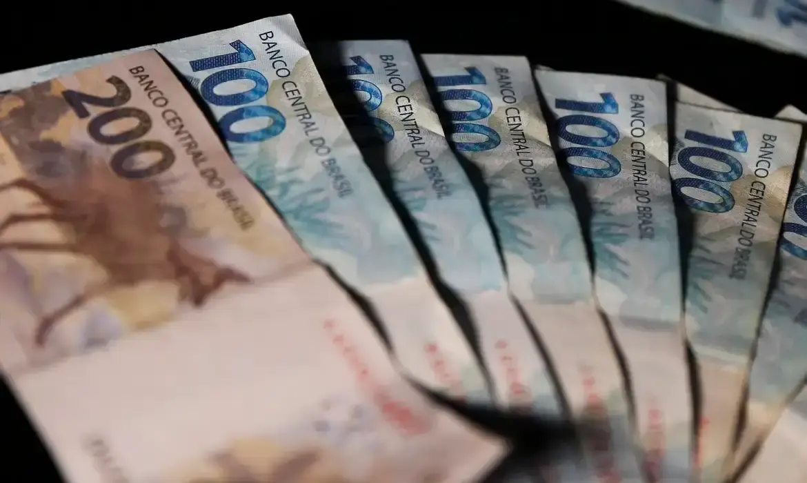 Taxas de DIs caem em sessão de dólar novamente abaixo dos R$ 5,15
