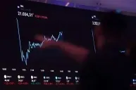 Dólar abre perto da estabilidade com dados da inflação brasileira em foco