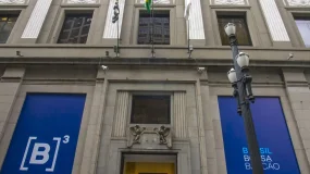 Dólar varia diante de "prévia do PIB" e expectativa sobre decisão de juros