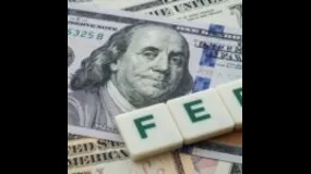 Dollar Slips, Gold Holds as Tariff Inflation and Rate Cut Bets Collide