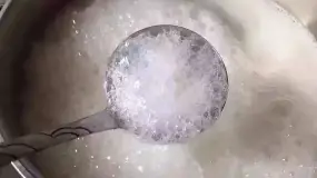 【健康】煮粥、炖肉那层泡沫到底要不要撇掉？好多人都做错了