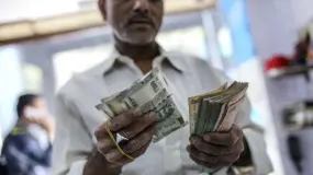  贸易逆差扩大创新高！印度卢比还要跌？