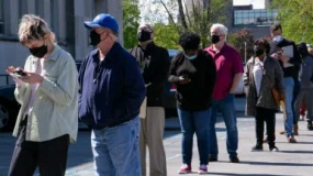 数据分析 | 美国初请失业金人数触及八个月高位 美就业市场有所降温但劳动力市场需求仍强劲